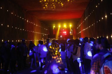 Bardaki İnsanların silueti