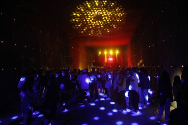 Bardaki İnsanların silueti