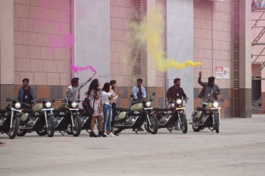 Kolaj festivalinde Renkli Duman Bombaları