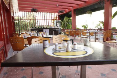 Bir restoranda masa ve sandalyeler.