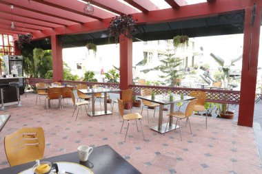 Bir restoranda masa ve sandalyeler.