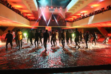 Sudaki dansçıların silueti