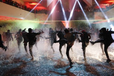 Sudaki dansçılar silueti