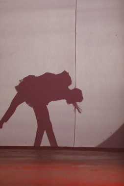 Dansçılar sahnede gölgeler.