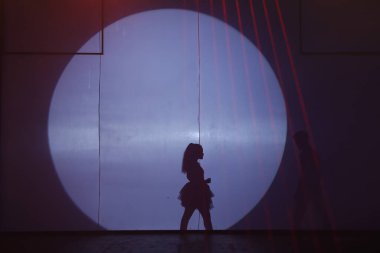 Dansçılar sahnede gölgeler.