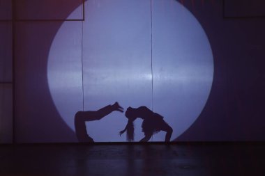 Dansçılar sahnede gölgeler.