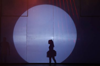 Dansçılar sahnede gölgeler.