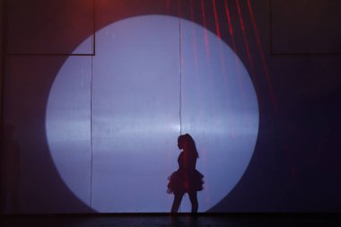 Dansçılar sahnede gölgeler.