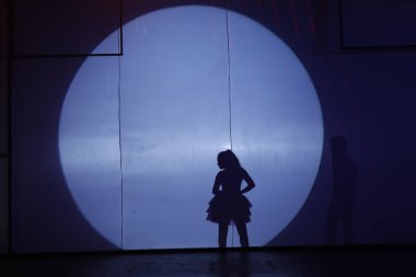 Dansçılar sahnede gölgeler.