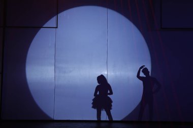 Dansçılar sahnede gölgeler.