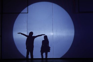 Dansçılar sahnede gölgeler.