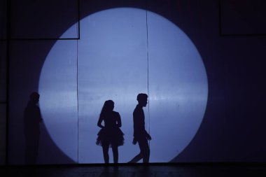 Dansçılar sahnede gölgeler.