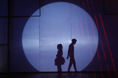 Dansçılar sahnede gölgeler.