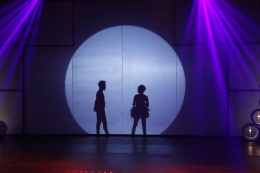 Dansçılar sahnede gölgeler.