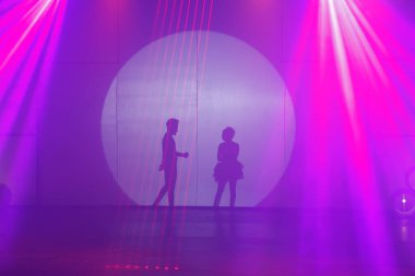 Dansçılar sahnede gölgeler.