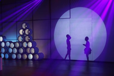 Dansçılar sahnede gölgeler.