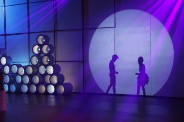 Dansçılar sahnede gölgeler.