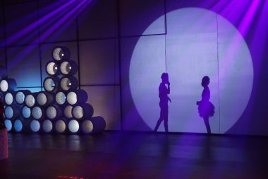 Dansçılar sahnede gölgeler.