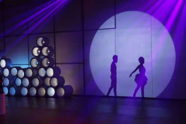 Dansçılar sahnede gölgeler.