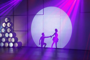 Dansçılar sahnede gölgeler.