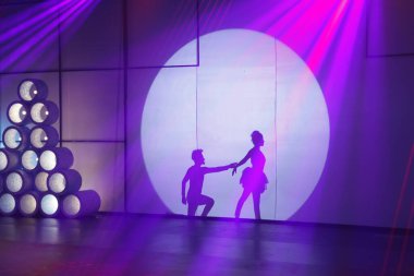 Dansçılar sahnede gölgeler.