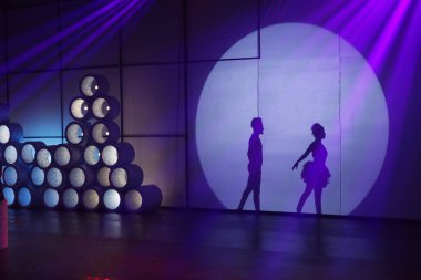 Dansçılar sahnede gölgeler.