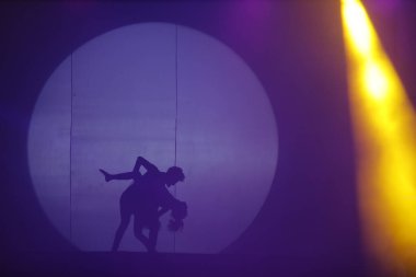 Dansçılar sahnede gölgeler.