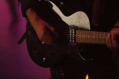 Sahnede Gitarlı Müzisyen