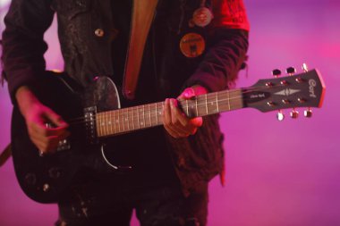 Sahnede Gitarlı Müzisyen