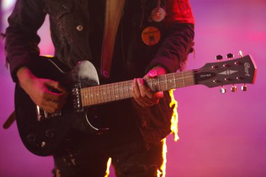 Sahnede Gitarlı Müzisyen