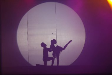 Dansçılar sahnede gölgeler.