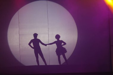 Dansçılar sahnede gölgeler.