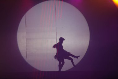 Dansçılar sahnede gölgeler.