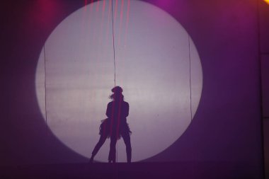 Dansçılar sahnede gölgeler.