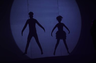 Dansçıların silueti sahnede