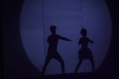 Dansçıların silueti sahnede