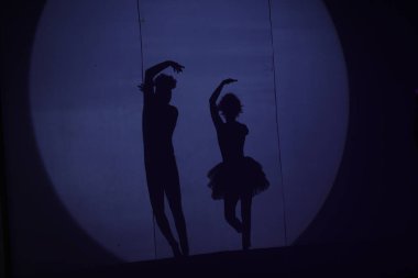 Dansçıların silueti sahnede
