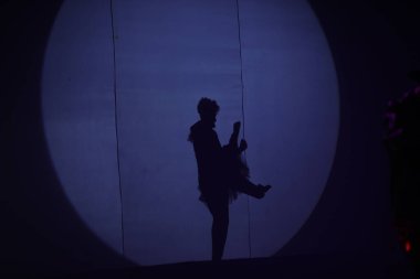 Dansçıların silueti sahnede