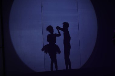 Dansçıların silueti sahnede