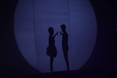 Dansçıların silueti sahnede