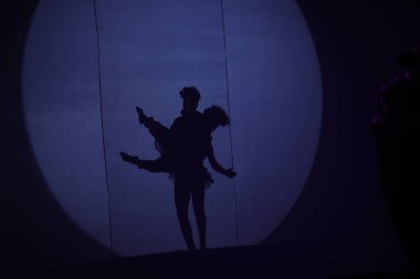 Dansçıların silueti sahnede