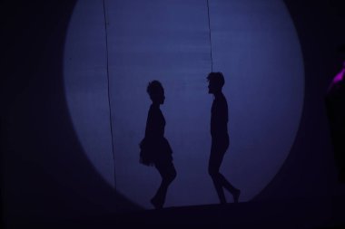 Dansçıların silueti sahnede