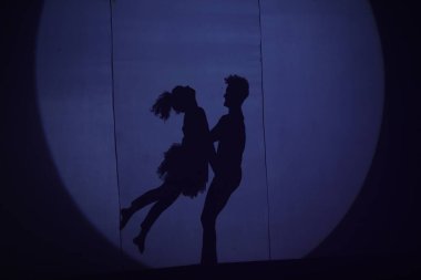 Dansçıların silueti sahnede