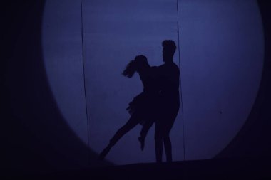 Dansçıların silueti sahnede