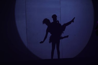 Dansçıların silueti sahnede