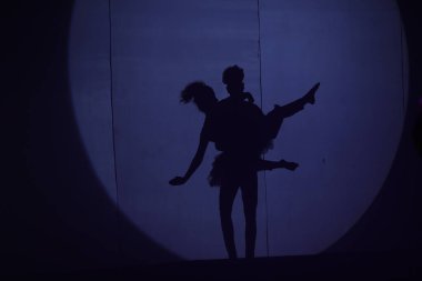 Dansçıların silueti sahnede