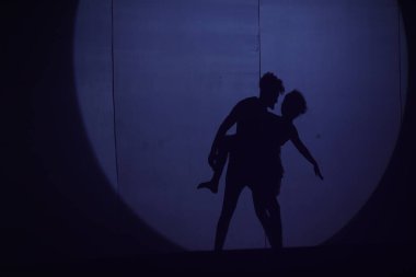 Dansçıların silueti sahnede