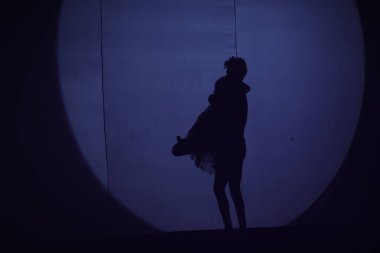 Dansçıların silueti sahnede