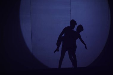 Dansçıların silueti sahnede