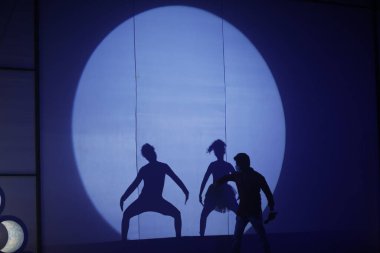 Dansçıların silueti sahnede